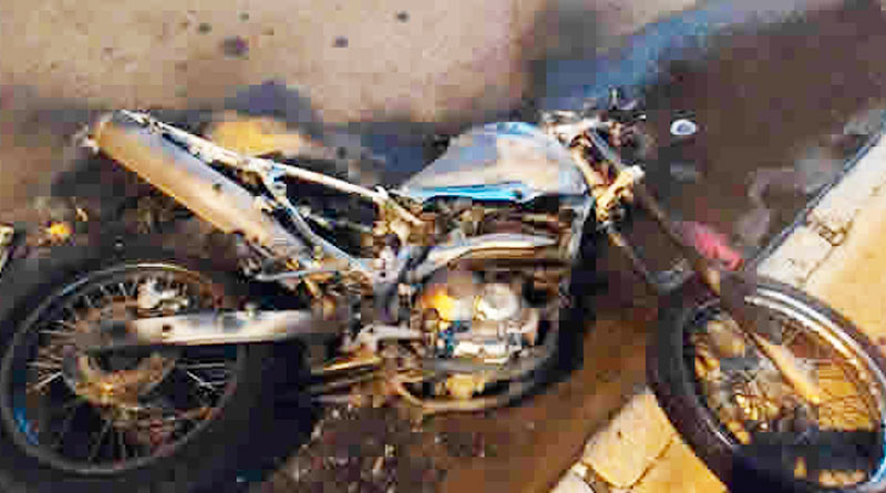 Motocicleta pega fogo após queda na Rua Duque de Caxias.