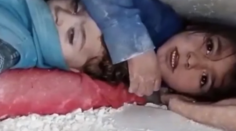 Menina protege irmã com o braço embaixo de escombros na Síria e outro vídeo homem sai com um recém-nascido nos braços, tinha acabado de nascer