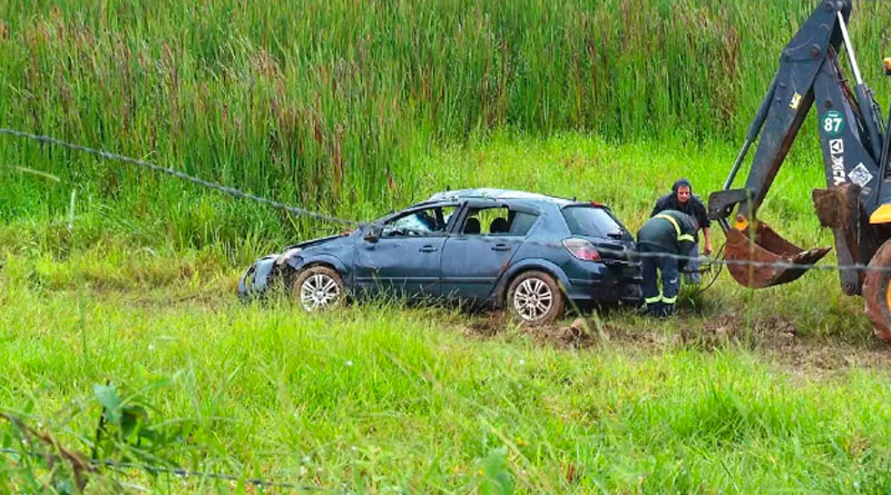 Carro cai em brejo e mata 4 pessoas em vicinal no interior de SP; adolescente é uma das vítimas