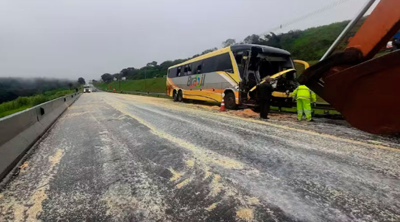 Acidente entre ônibus e carreta deixa 1 morto na SP-330 em Santa Rita do Passa Quatro; rodovia está interditada sentido capital