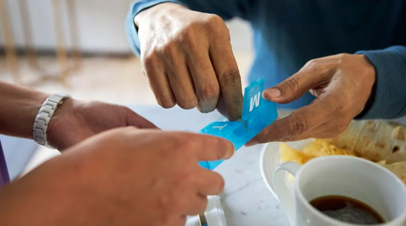 Pode tomar remédio com café? Conheça os riscos