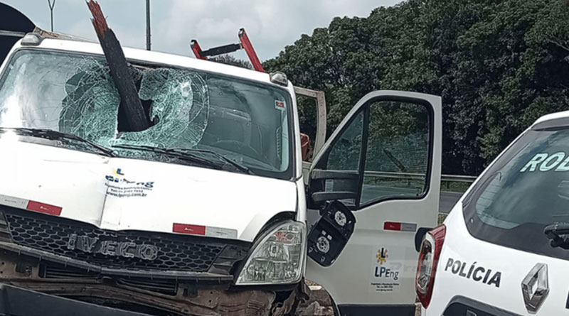 Motorista dorme ao volante e colide com mureta de concreto na Rod. Anhanguera em Pirassununga