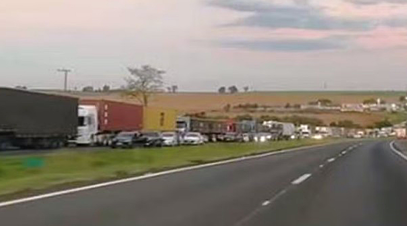 Grave acidente com 4 veículos mata uma pessoa e interdita a Rodovia Anhanguera