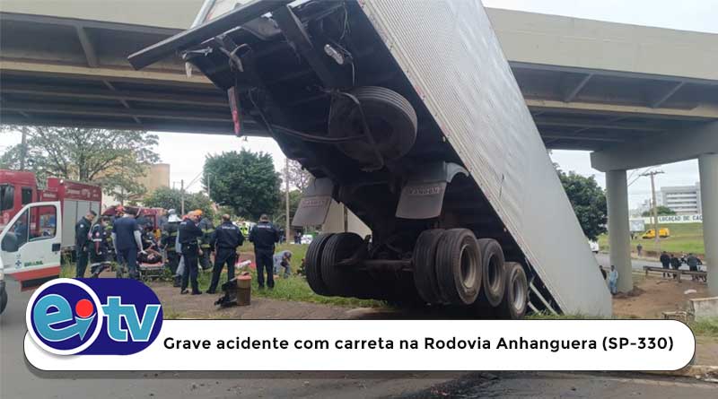 Carreta despenca de viaduto na Rodovia Anhanguera em Araras após atingir barreira de concreto.