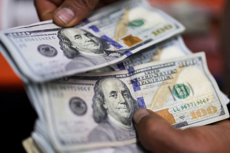 Dólar sobe e fecha em R$ 5,63, em ajuste após chegar ao menor valor desde outubro; Ibovespa cai.