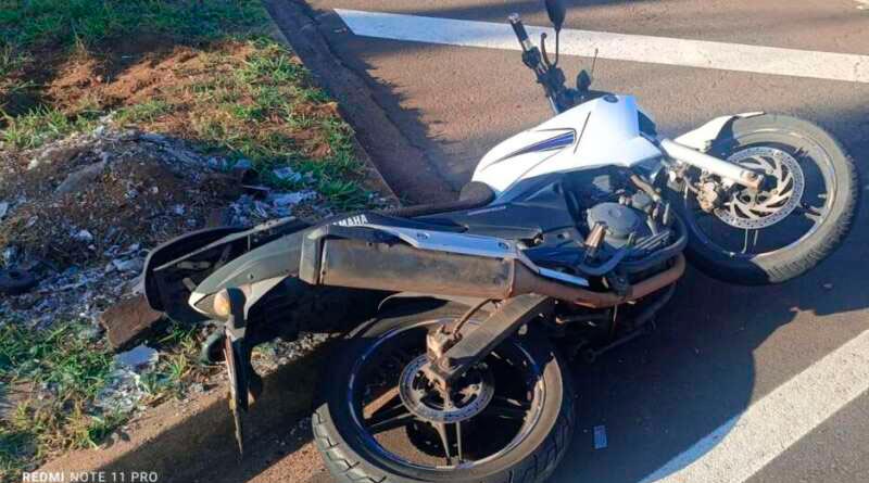 Colisão entre carro e motocicleta na SP-201, no primeiro acesso ao Cerrado de Emas