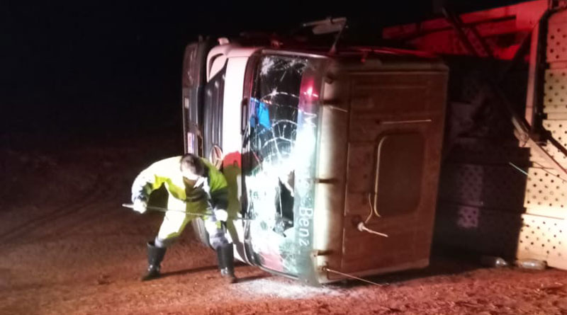 Caminhoneiro baleado morre após perder controle e despencar com caminhão em ribanceira.