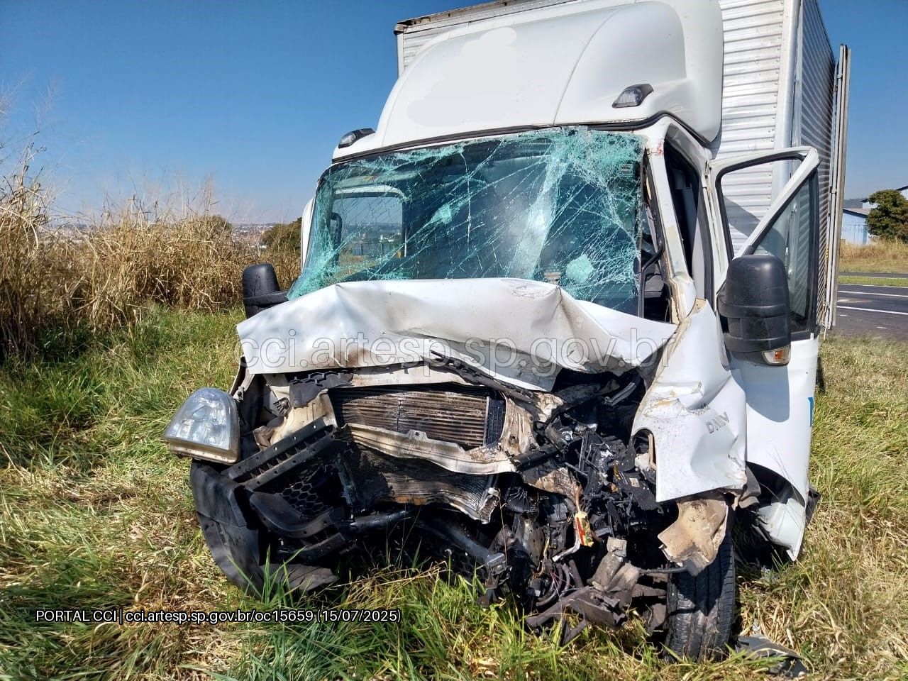 Caminhão colide com carreta na SP-330 em Pirassununga