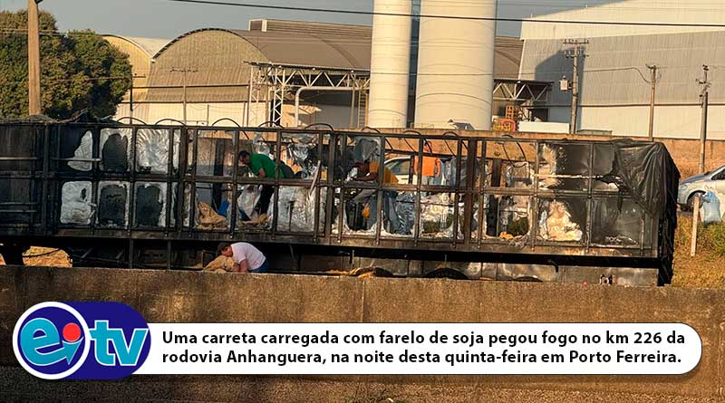 Uma carreta carregada com farelo de soja pegou fogo no km 226 da rodovia Anhanguera, na noite desta quinta-feira (21) em Porto Ferreira.