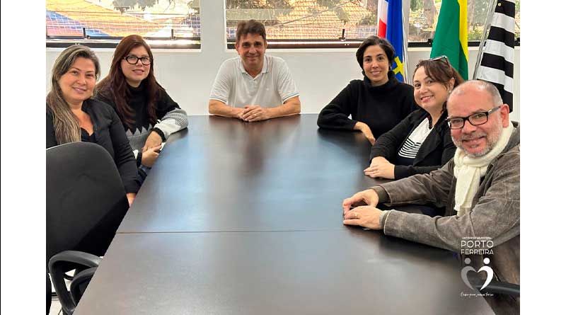 Reunião com mães e profissionais discute parcerias para ações de capacitação em superdotação.