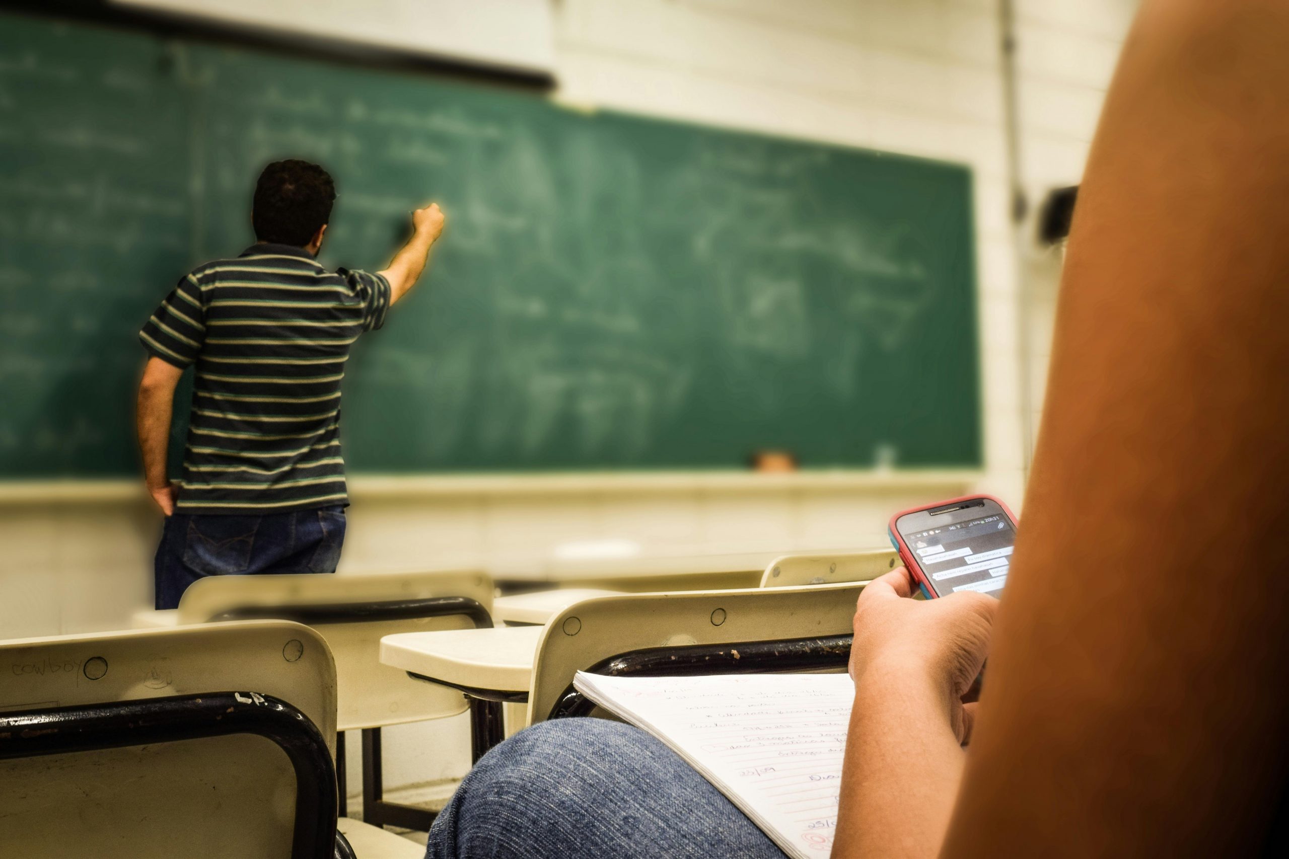 Comissão aprova projeto que proíbe escolas de promover alunos que não têm nota para passar de ano