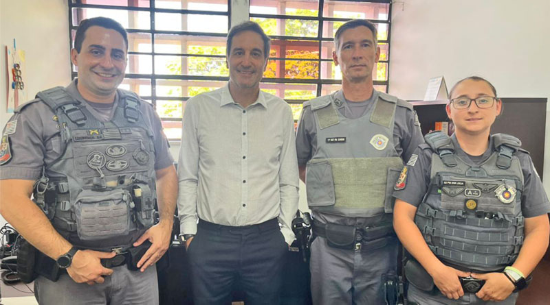 Polícia Militar entrega convite do Proerd em visita ao Fórum de Santa Rita do Passa Quatro