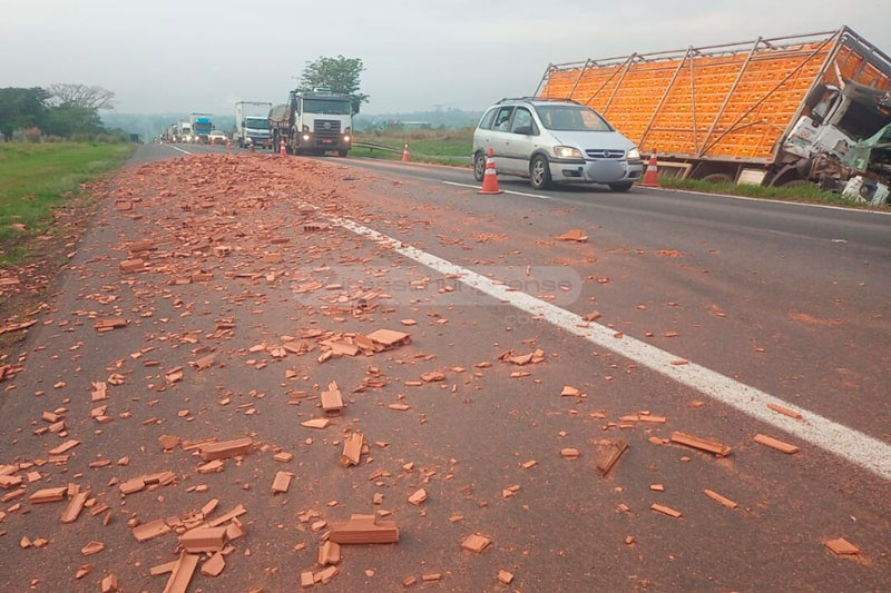 Caminhão colide na traseira de outro na Anhanguera, em Pirassununga