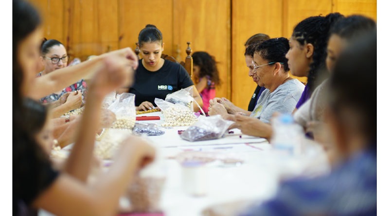 Projeto Entrelaçadas leva oficinas de bijuterias a Pirassununga e fortalece vínculos entre gerações