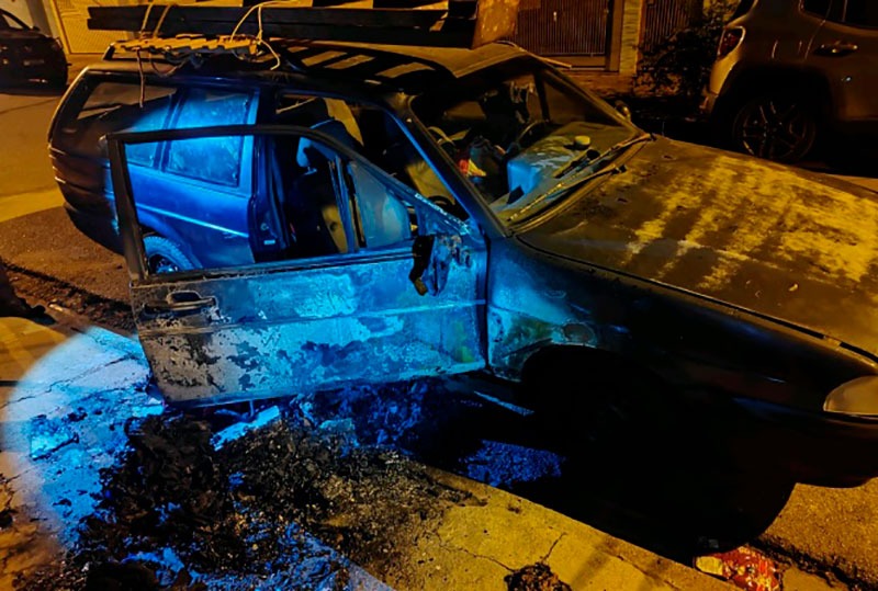 Carro é incendiado em frente a residência em Pirassununga