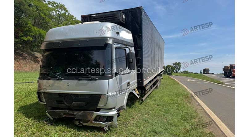 Caminhão tomba após motorista dormir ao volante na SP-330, em Porto Ferreira