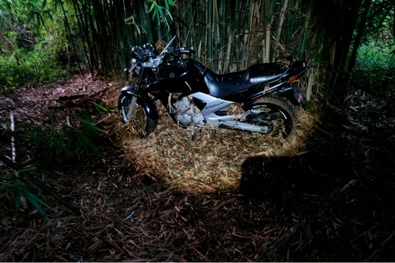 RECUPERADA: GCM localiza motocicleta roubada em mata e veículo é restituído ao p [...]