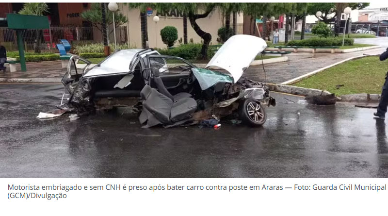 Motorista embriagado e sem CNH é preso após atingir poste e partir carro ao meio