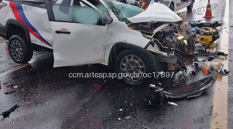 Colisão frontal na SP-215 resulta em morte e interdita rodovia em Descalvado