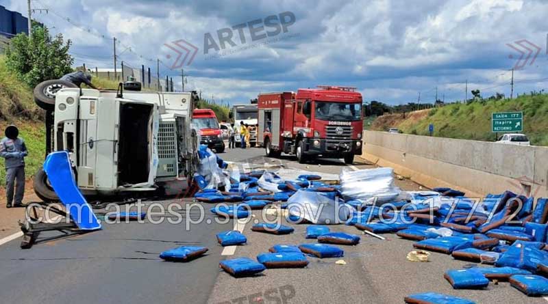 Caminhão com carne congelada tomba na SP-342 em Mogi Guaçu