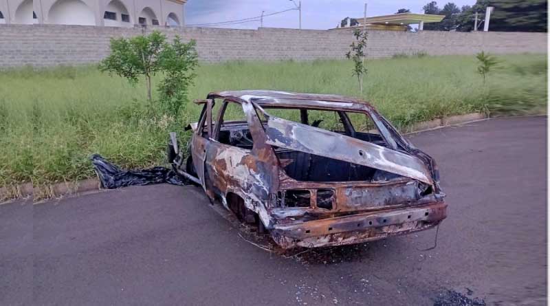 Veículo é encontrado totalmente carbonizado em estacionamento da Santa Casa de P [...]