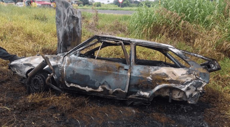 Carro capota e pega fogo após ser fechado por caminhão na Rod. Anhanguera em Pir [...]