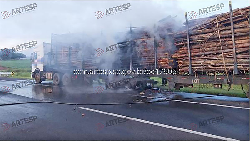 Incêndio em bitrem interdita totalmente a Rodovia SP-330 em São Simão