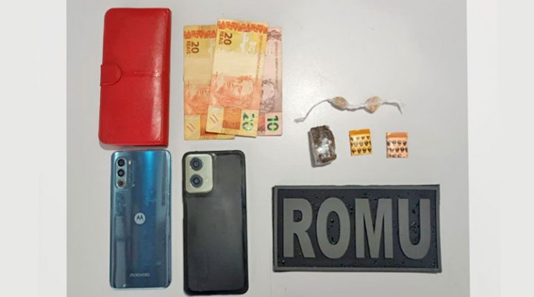 Suspeito de tráfico é abordado pela ROMU com drogas e celulares na Vila São Pedr [...]