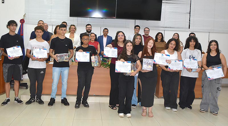 Mérito e dedicação: alunos nota 10 recebem homenagem e prêmio