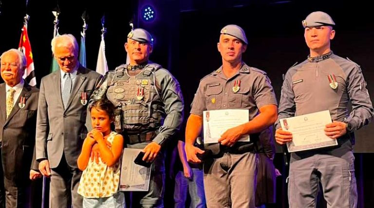 COMANDANTE DO 1º PELOTÃO DE DESCALVADO RECEBE MEDALHA MMDC