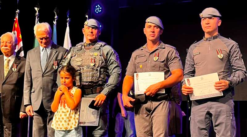 COMANDANTE DO 1º PELOTÃO DE DESCALVADO RECEBE MEDALHA MMDC