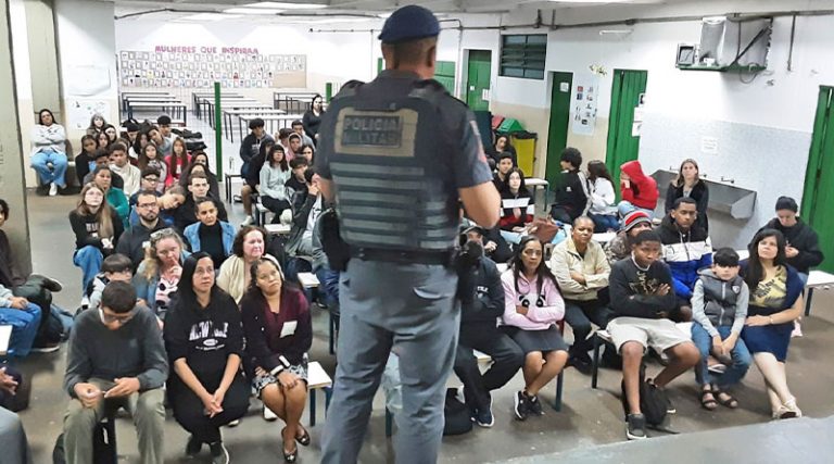 Polícia Militar realiza palestra sobre comunicação não violenta e danos ao patri [...]