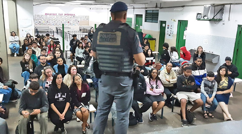 Polícia Militar realiza palestra sobre comunicação não violenta e danos ao patrimônio público escolar