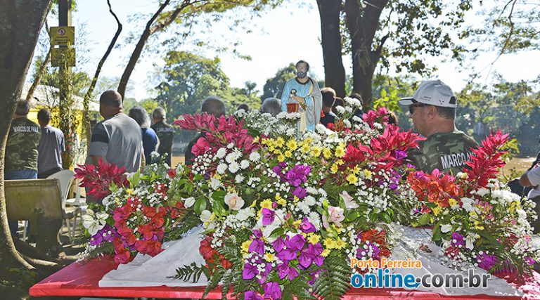 Procissão de São Pedro com o Padre Fernando e canoeiros do Rio Mogi-Guaçu de Por [...]
