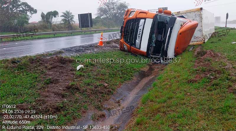 Acidente com três carretas provoca interdição total e congestionamento na Anhanguera, em Pirassununga
