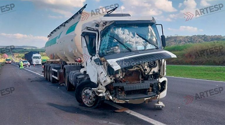 Estouro de pneu provoca colisão entre duas carretas na Rodovia Anhanguera, em Sã [...]