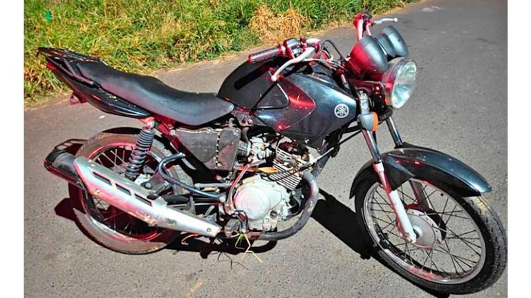 GCM localiza motocicleta furtada abandonada em área de mata
