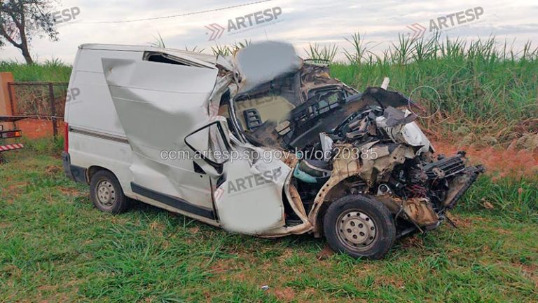 Colisão entre van e caminhão deixa uma vítima fatal na Rodovia Anhanguera, em Ar [...]