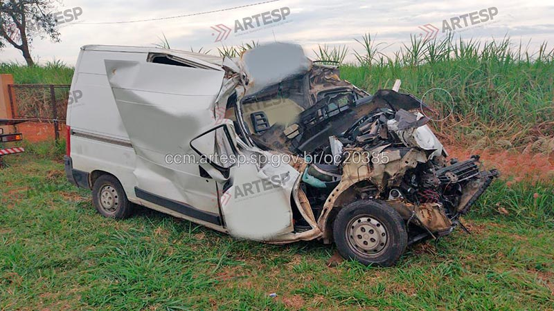 Colisão entre van e caminhão deixa uma vítima fatal na Rodovia Anhanguera, em Araras