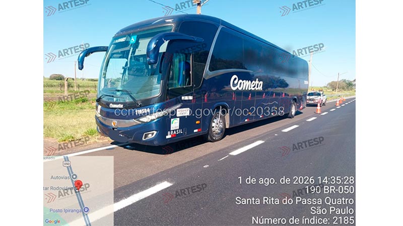 Carreta atinge ônibus em manobra de marcha à ré na Anhanguera, em Santa Rita do Passa Quatro