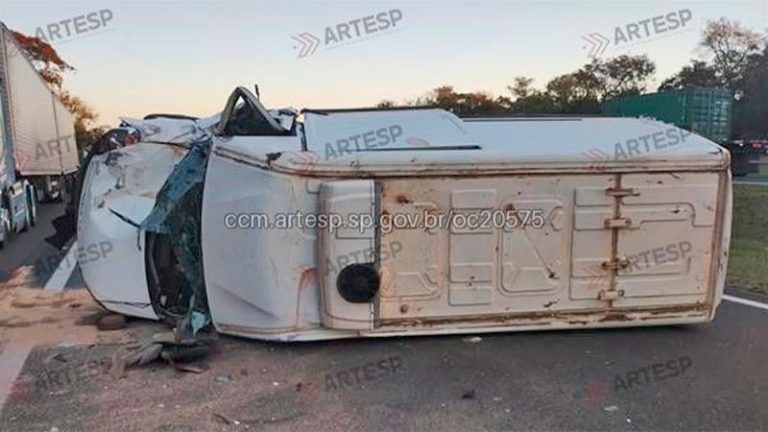 Acidente entre van e carreta interdita faixas da Anhanguera em Santa Rita do Pas [...]