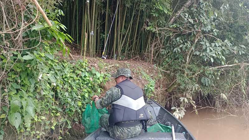 Polícia Militar Ambiental realiza patrulhamento náutico no Rio Mogi Guaçu, em Pirassununga