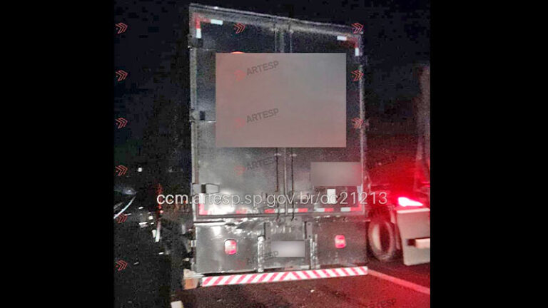 Colisão entre carro-forte e carreta deixa duas pessoas mortas e duas gravemente  [...]