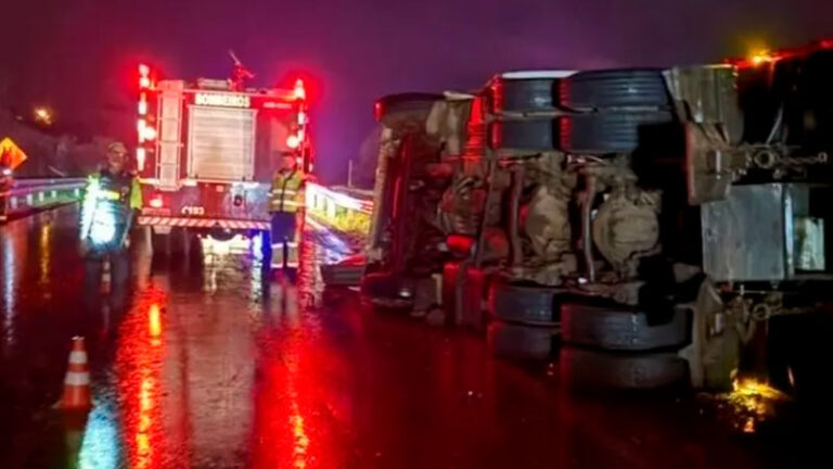  Bombeiros de Pirassununga resgatam motorista preso nas ferragens após tombament [...]
