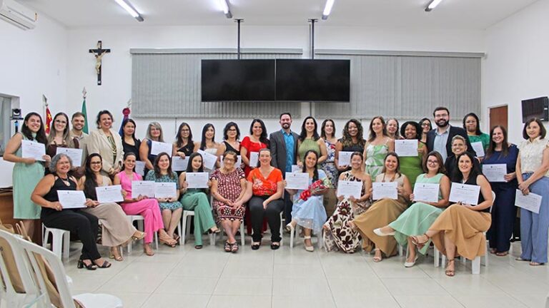 Profissionais da educação são homenageados em cerimônia na Câmara Municipal