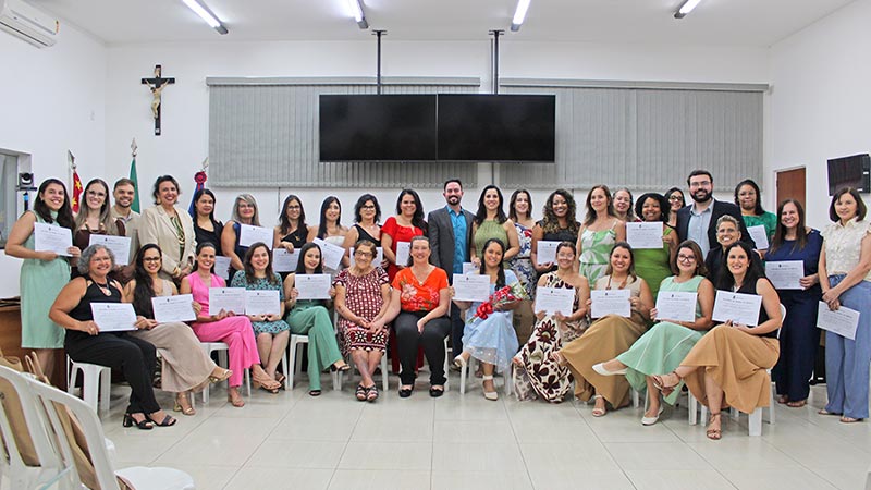 Profissionais da educação são homenageados em cerimônia na Câmara Municipal