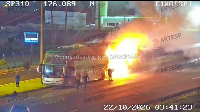 Ônibus pega fogo após pane mecânica na Rodovia Washington Luís, em Rio Claro