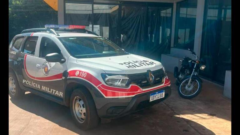 ADOLESCENTE É ABORDADO COM MOTOCICLETA COM PLACA ARTESANAL E NUMERAÇÕES DO CHASS [...]